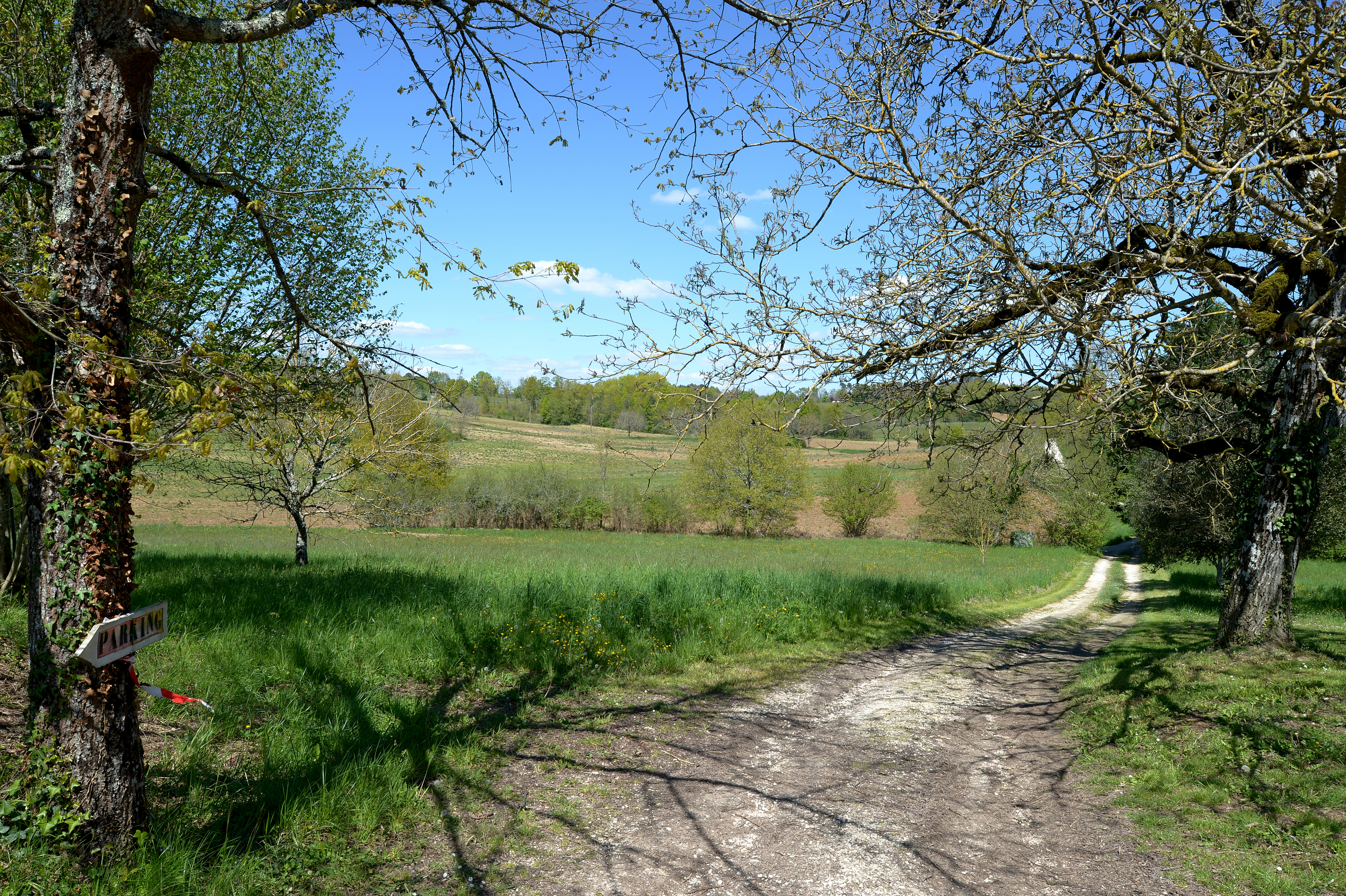 Le chemin qui mêne au gite donne sur un sentier de randonnée dans la campagne.