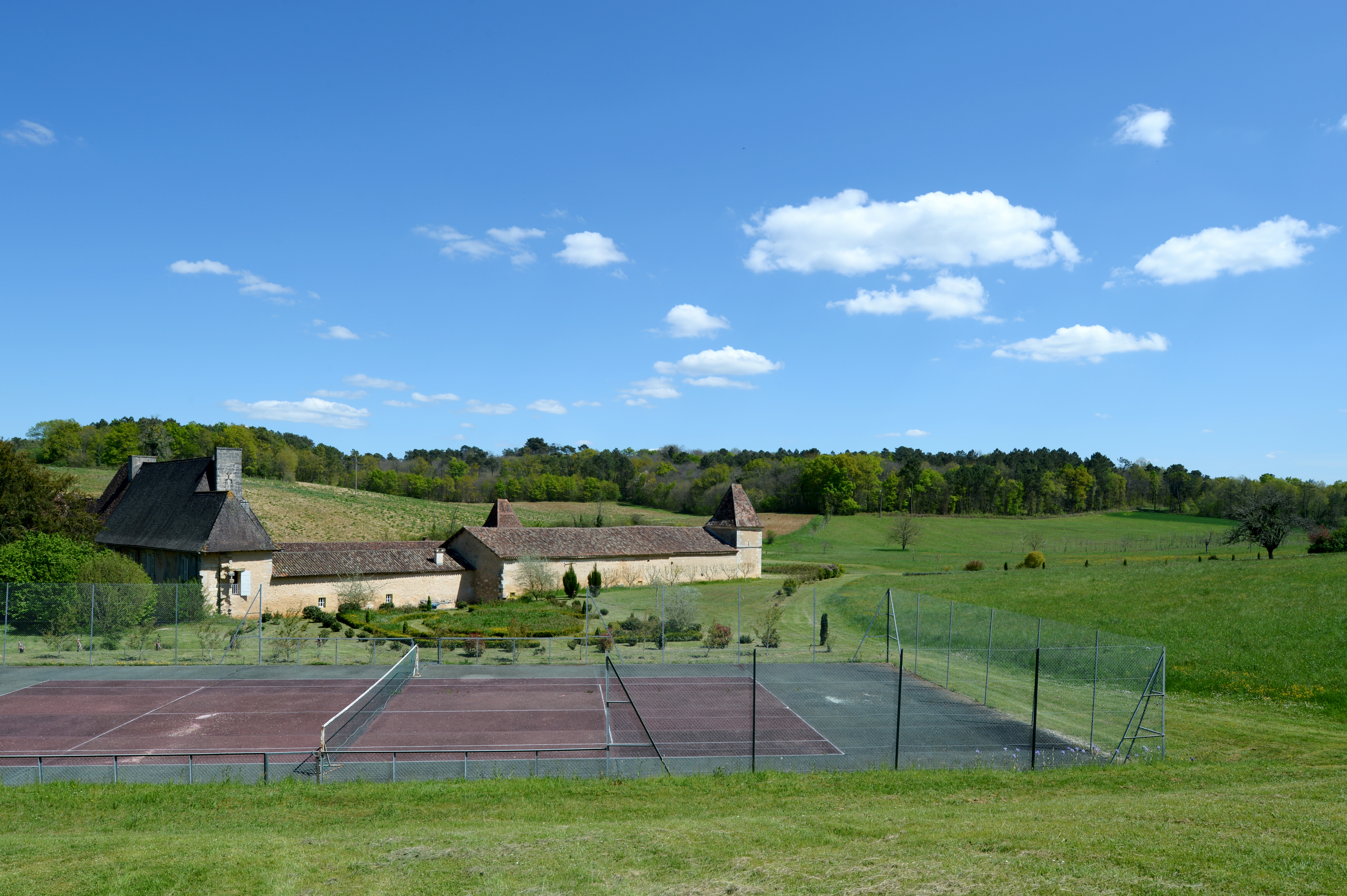 Tennis partagé (un peu ancien) offrant une vue imprenable sur la campagne pittoresque..