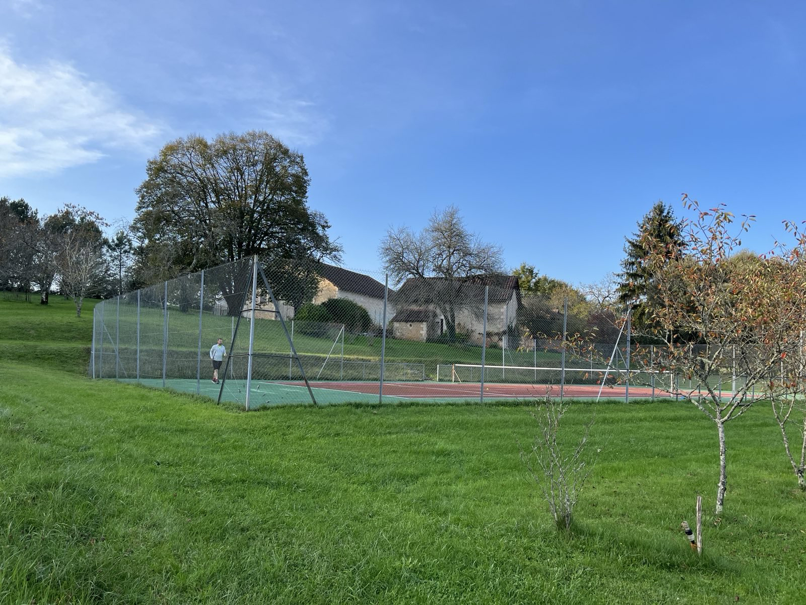 Le terrain de tennis est à 50 mètres du gite, des raquettes sont à disposition sur place.